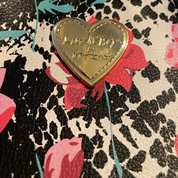 Luv Betsey By Betsey Johnson Beautiful Rose‎ Crossbody - Picture 2 of 9